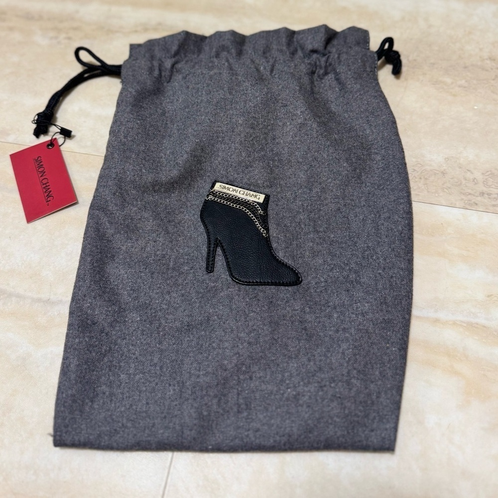 NWT SIMON CHANG Gray Drawstring Dust Bag with Black Shoe Accent
